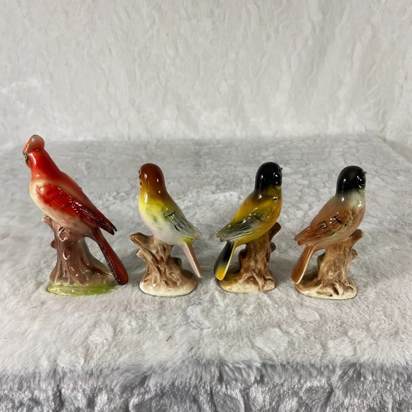 4 Vintage bird ceramic figurines sitting on tree limbs with flowers at base - Picture 3 of 7